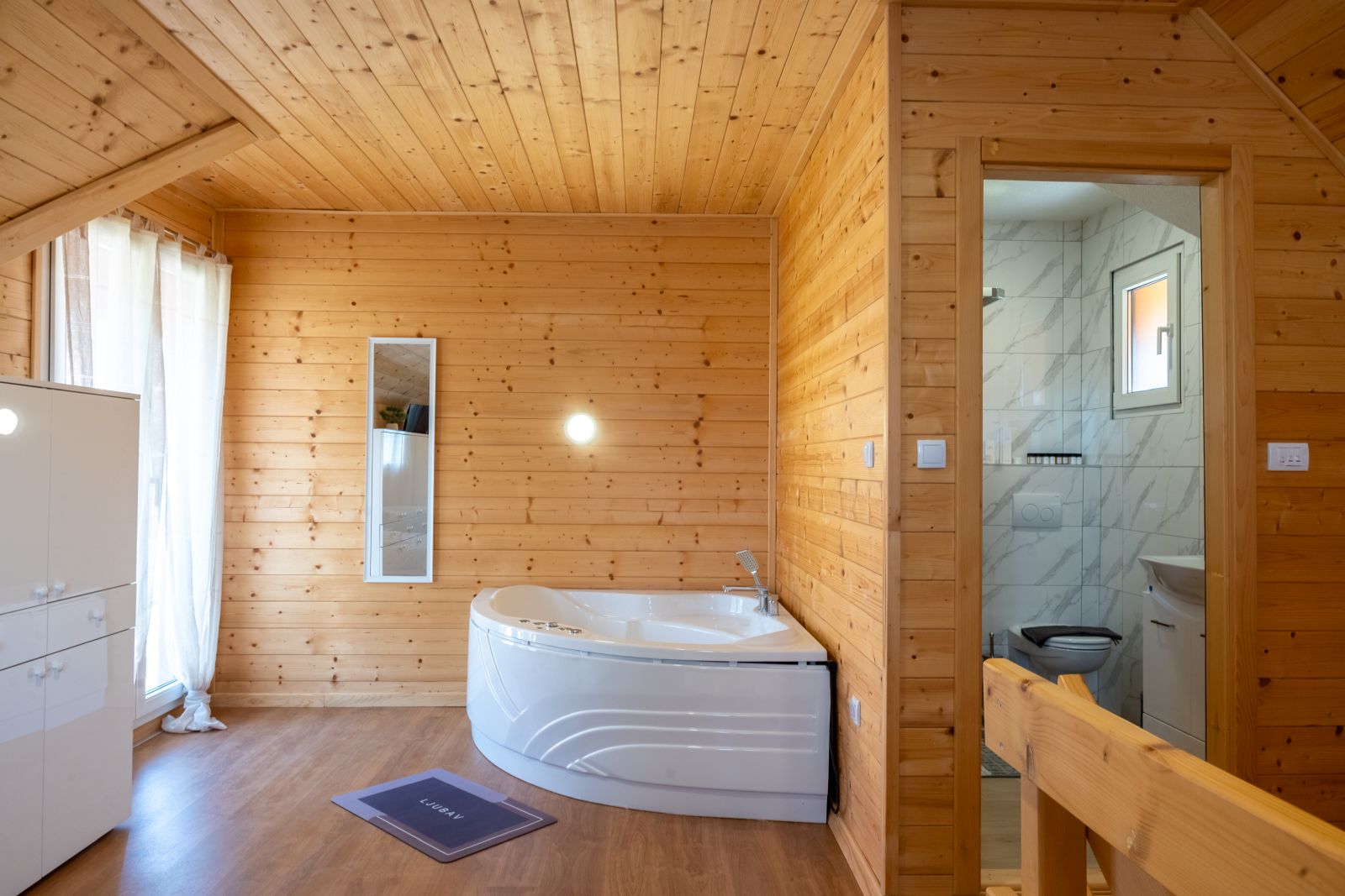 BBracni krevet na galeriji